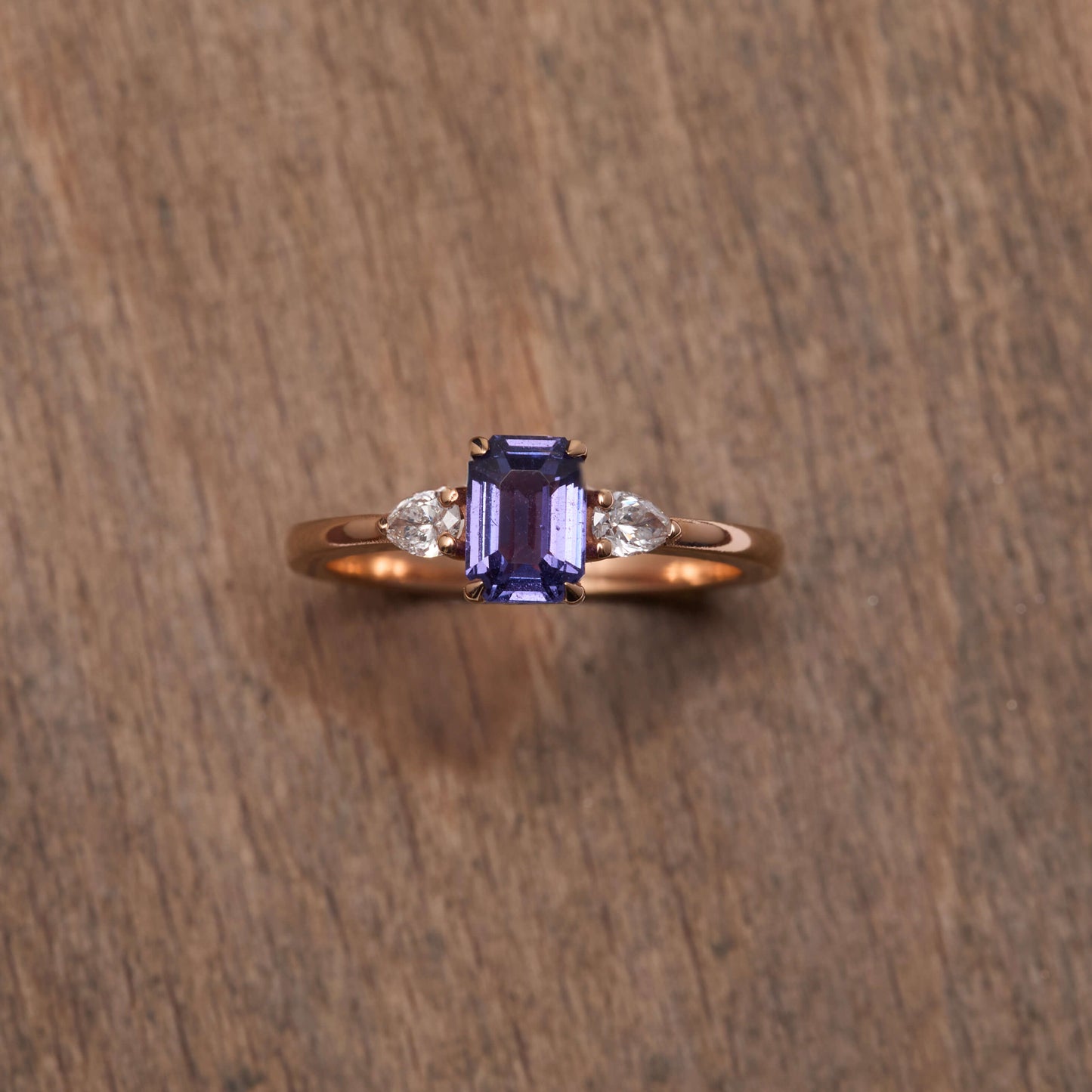 Bague Esmeralda – Saphir violet 1.00 carats