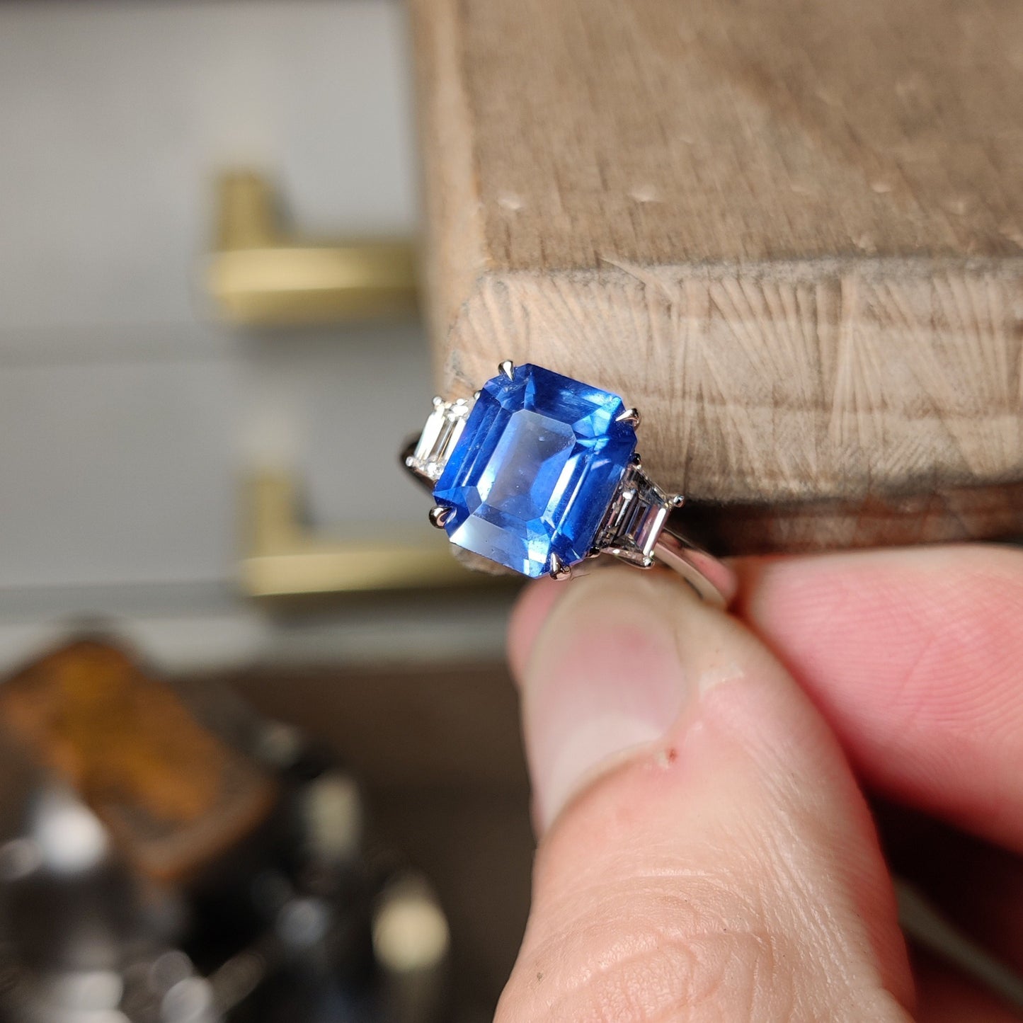 Bague Trilogie - Saphir Vivid Blue 3.73 carats.