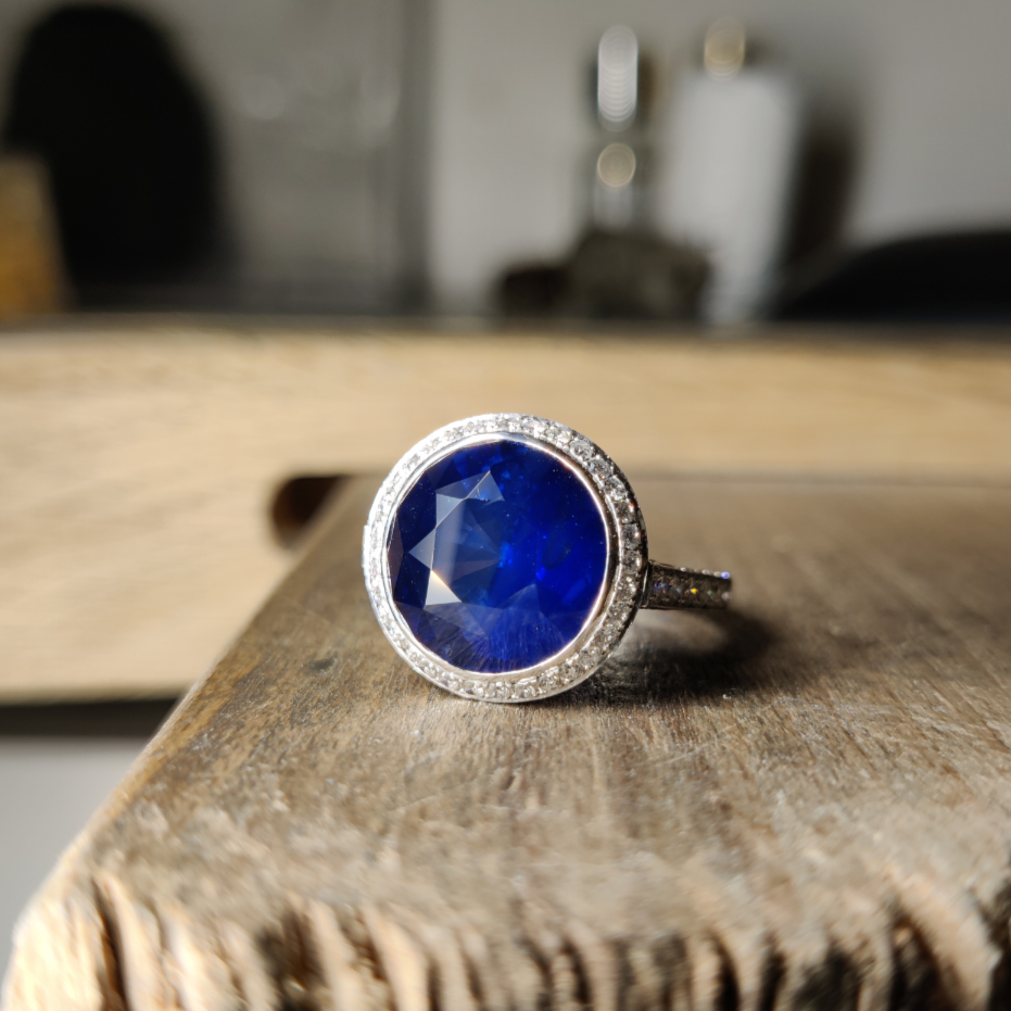 Bague Halo - Saphir Royal Blue 10.20 carats