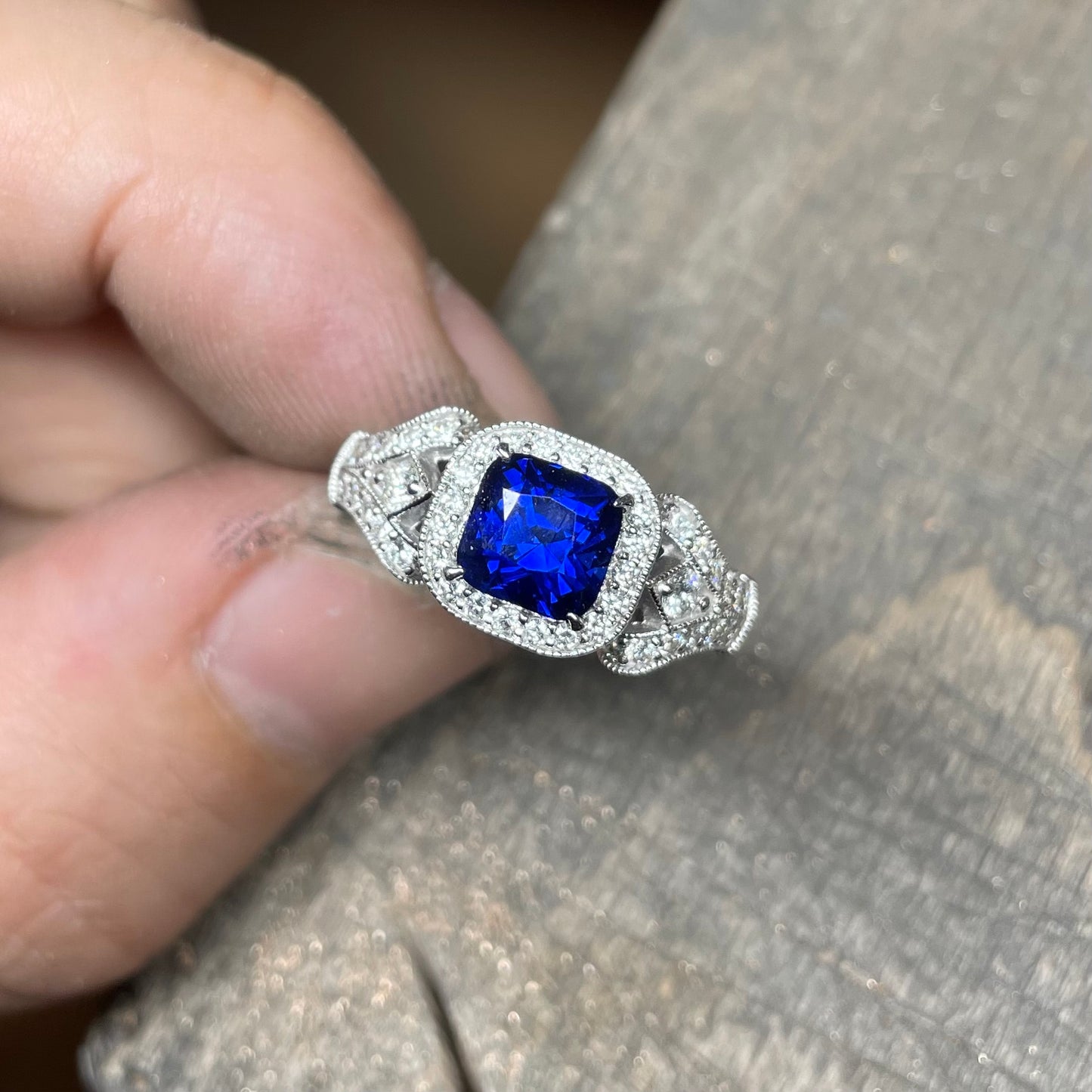 Bague Art Déco saphir bleu 2.18 carats